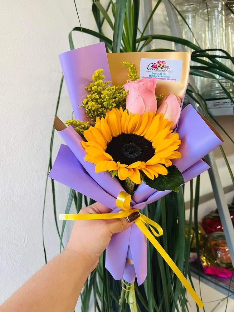 Girasol arreglado + 2 rosas