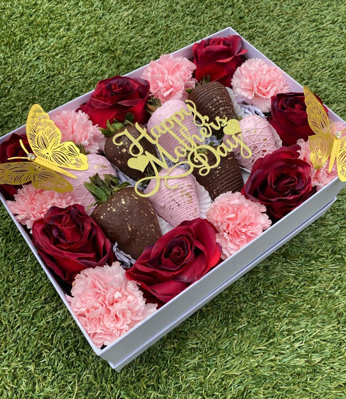 Caja fresas y flores