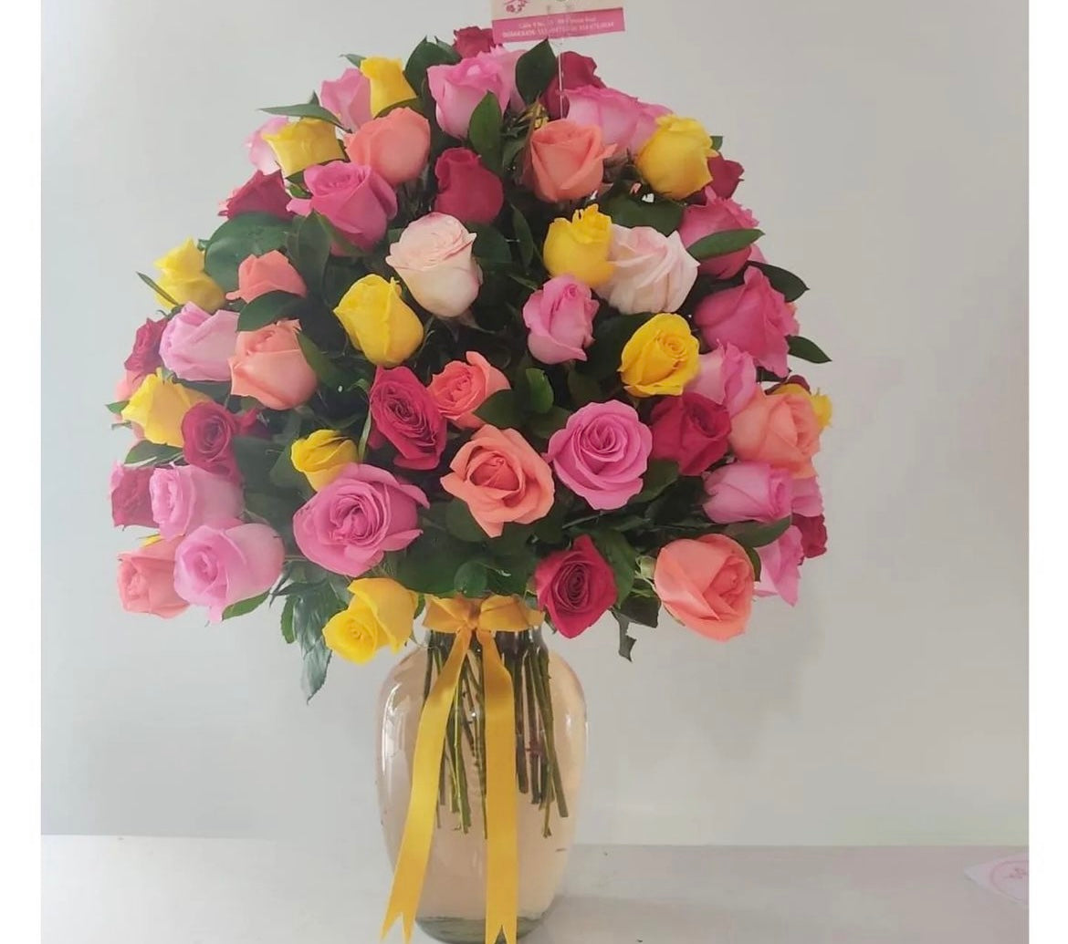 Ramo de rosas en jarrón de vidrio