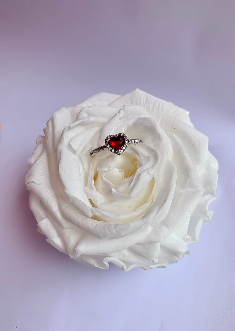 Anillo corazón rojo