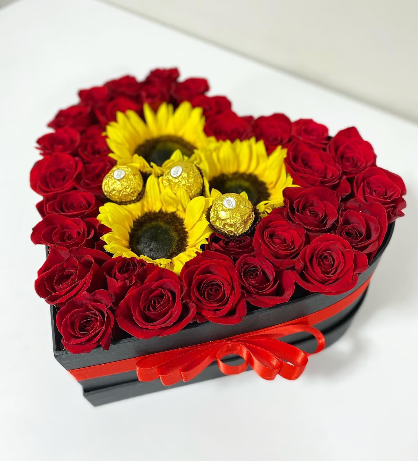 Corazón de rosas y girasol