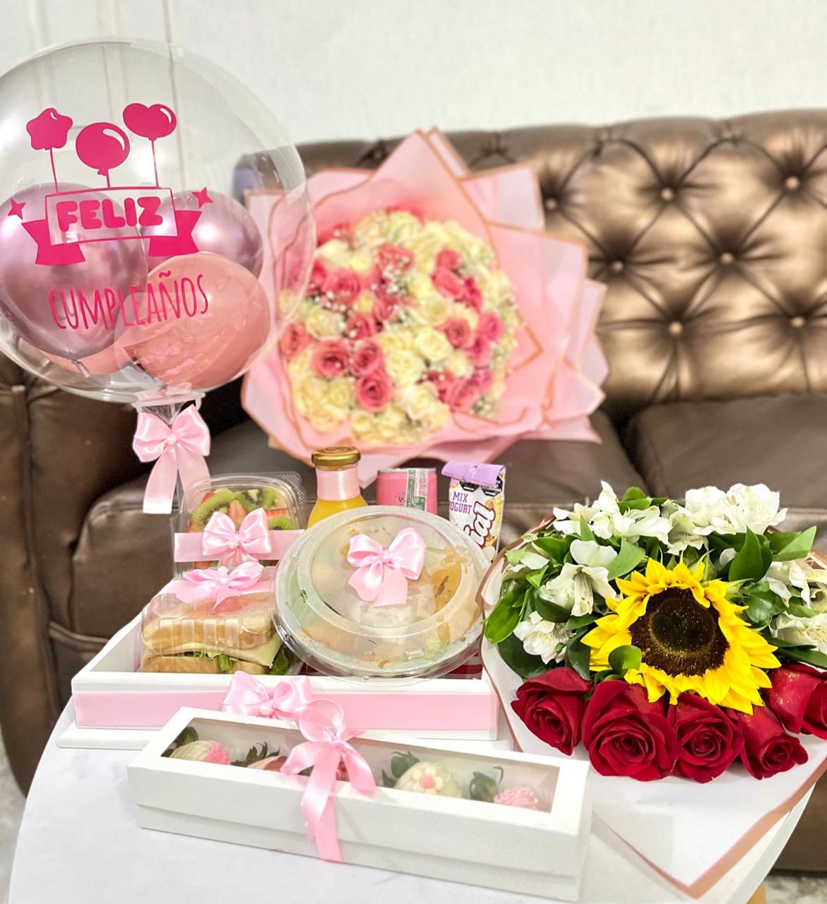 Combo desayuno + flores + fresas