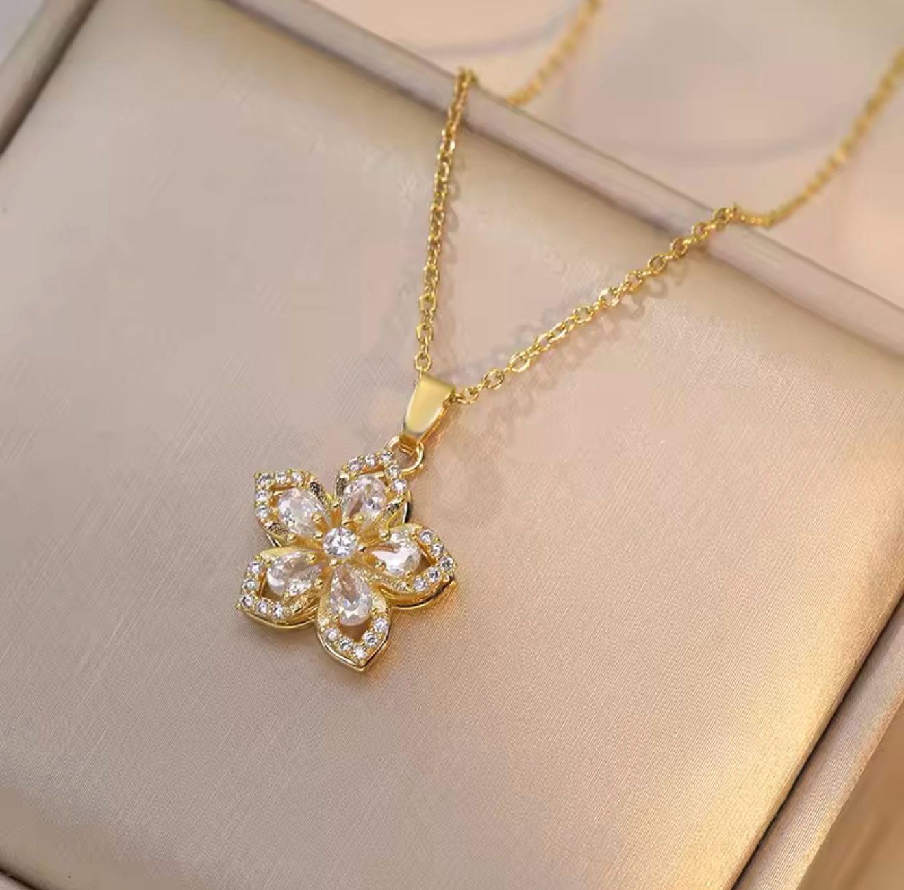 Cadena Flor blanca