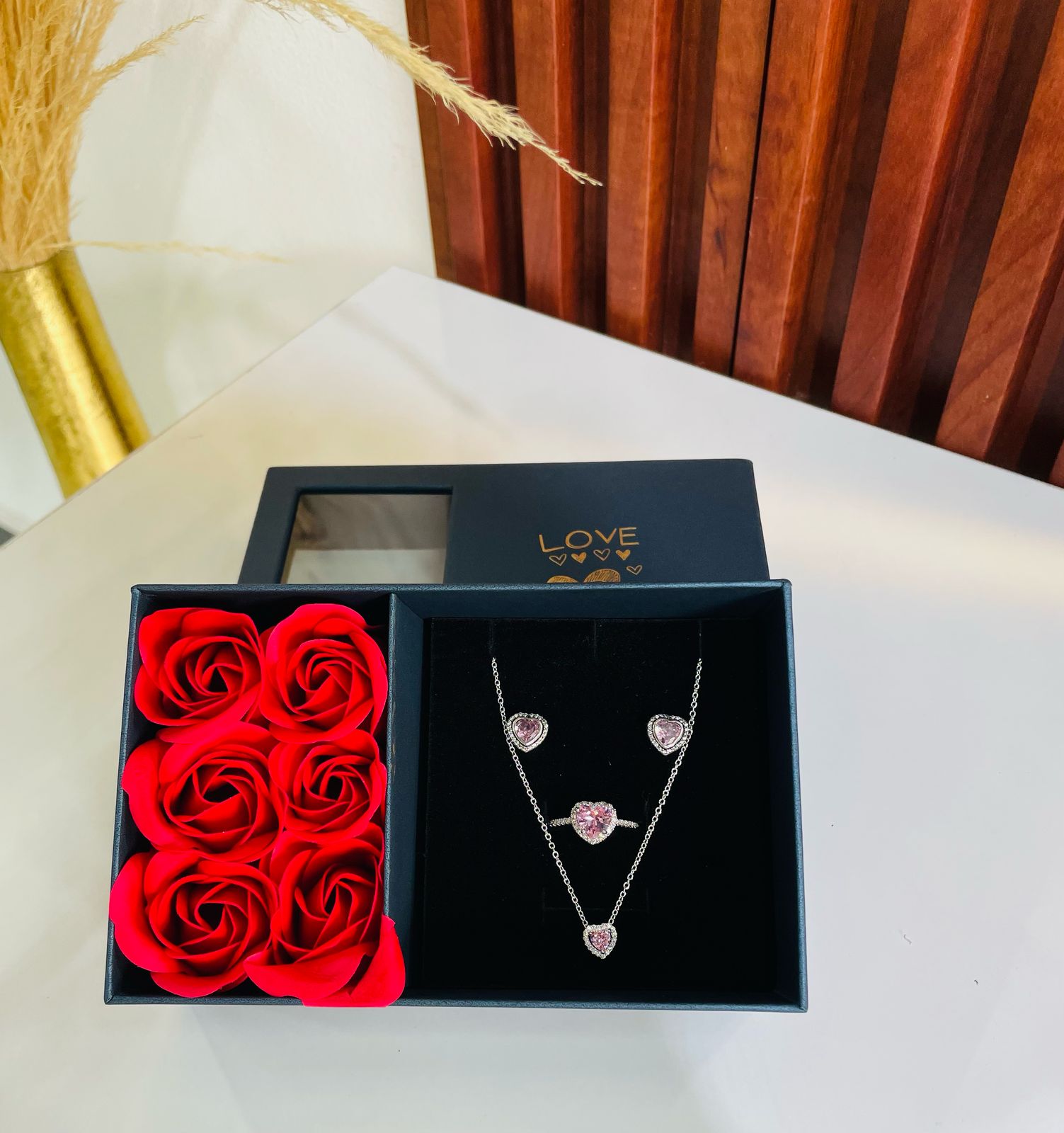 Set corazón rosado + Caja de rosas