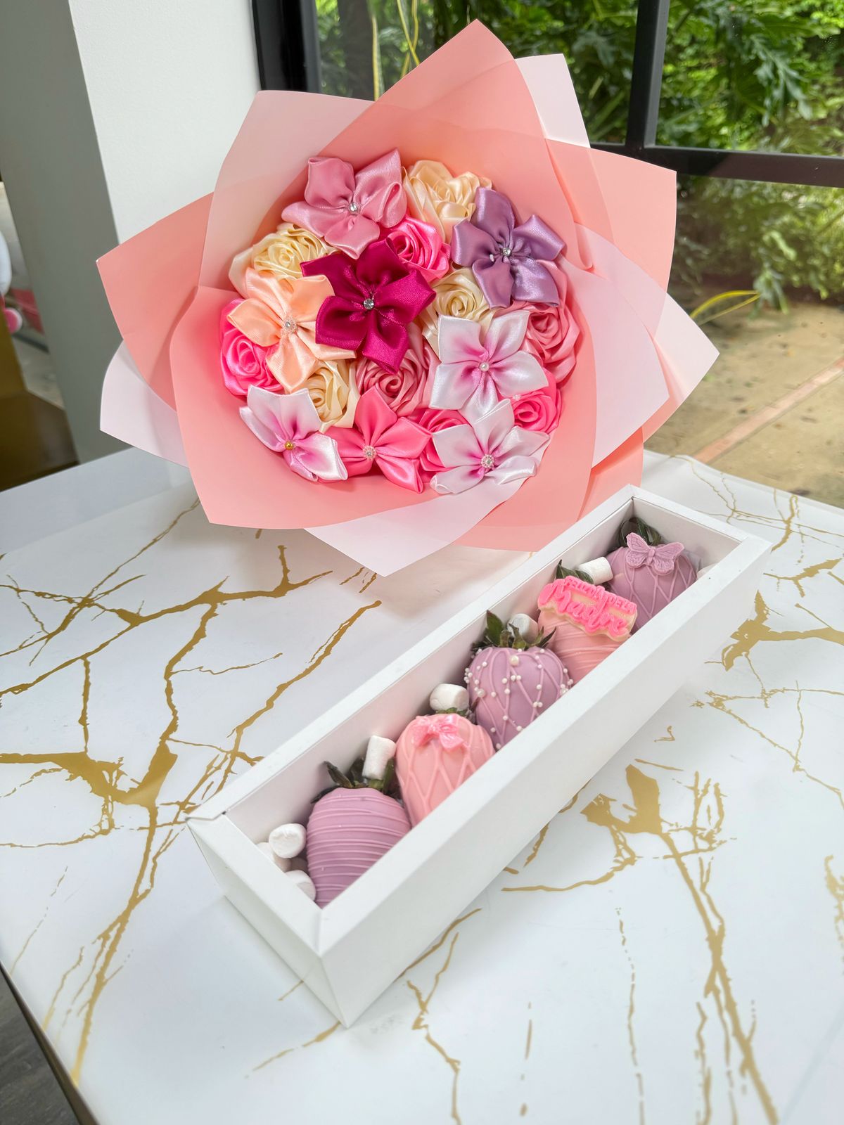 Bouquet flores eternas + Caja x 5 Fresas