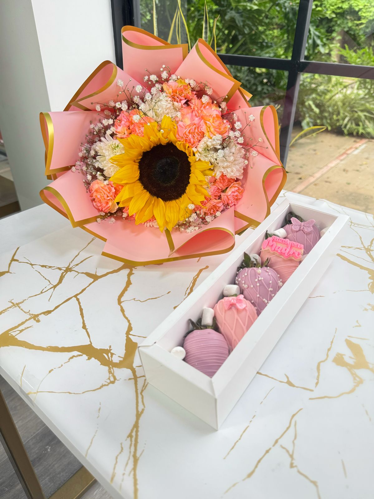 Bouquet flores naturales + Caja x5 Fresas