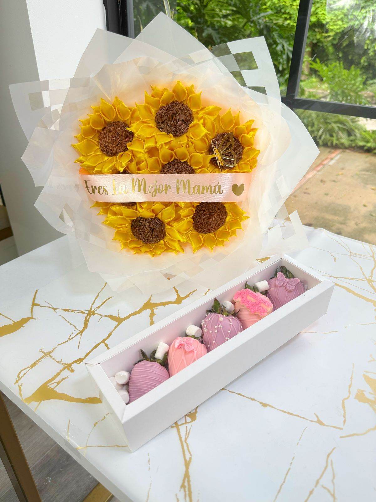 Bouquet girasoles eternos + Caja x5 Fresas