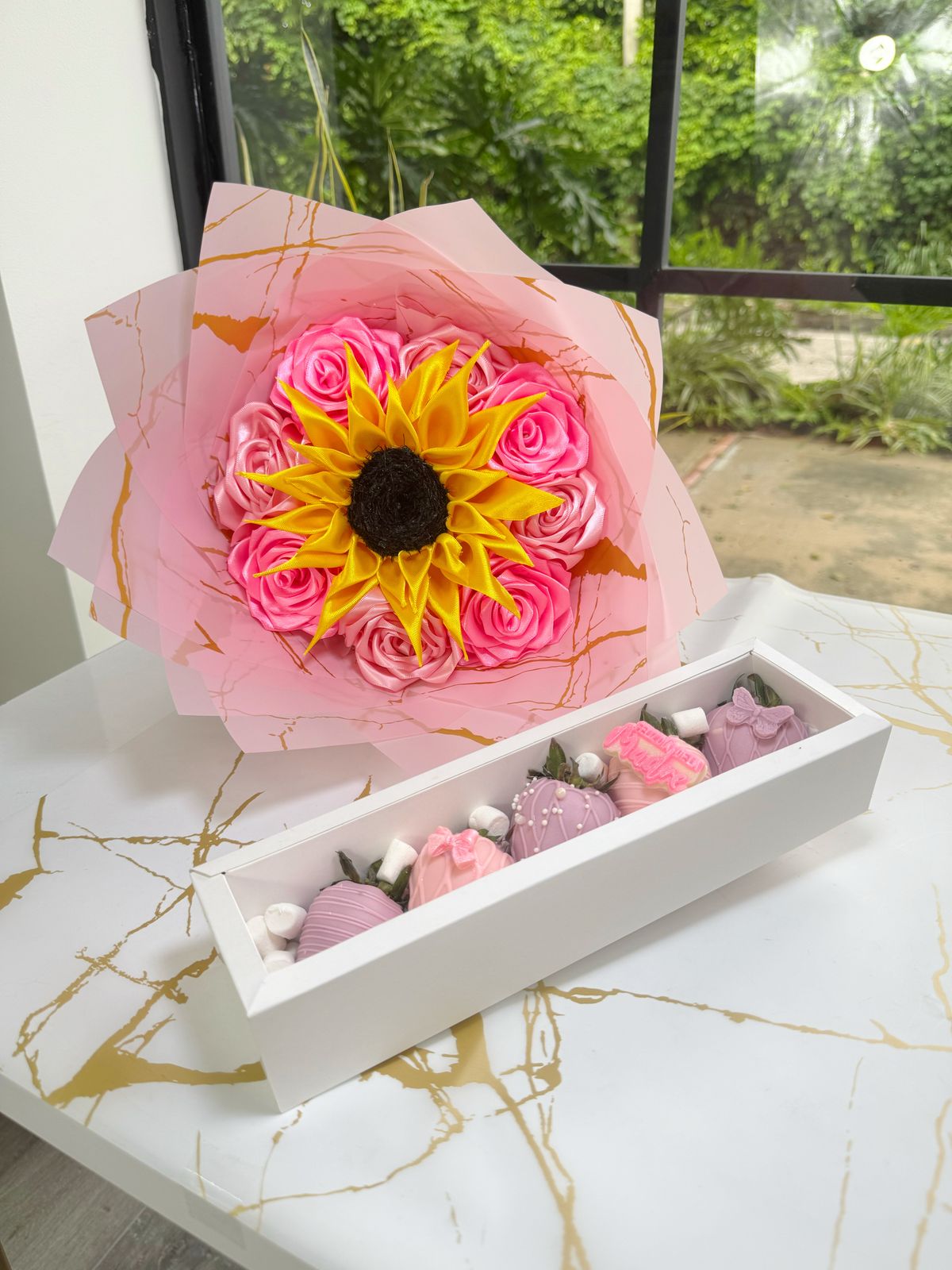 Bouquet eternas + Caja x5 fresas