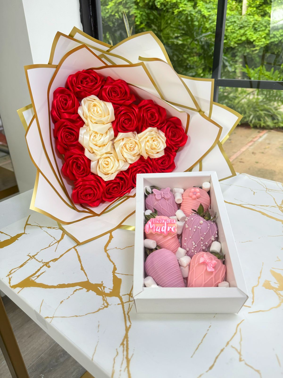 Corazón en eternas + Caja x6 Fresas