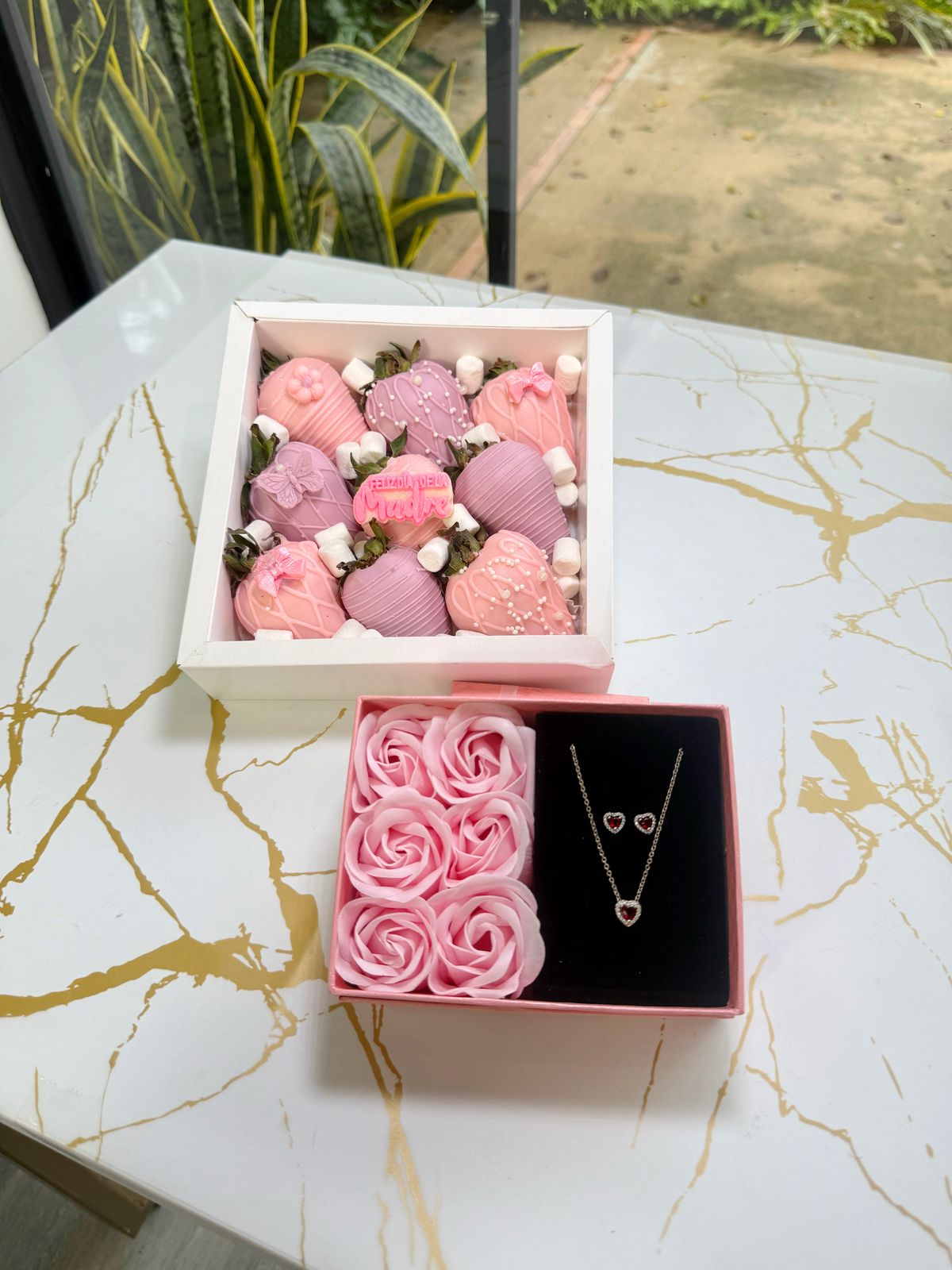 Caja x9 fresas + Caja de rosas con set cadena y aretes en plata