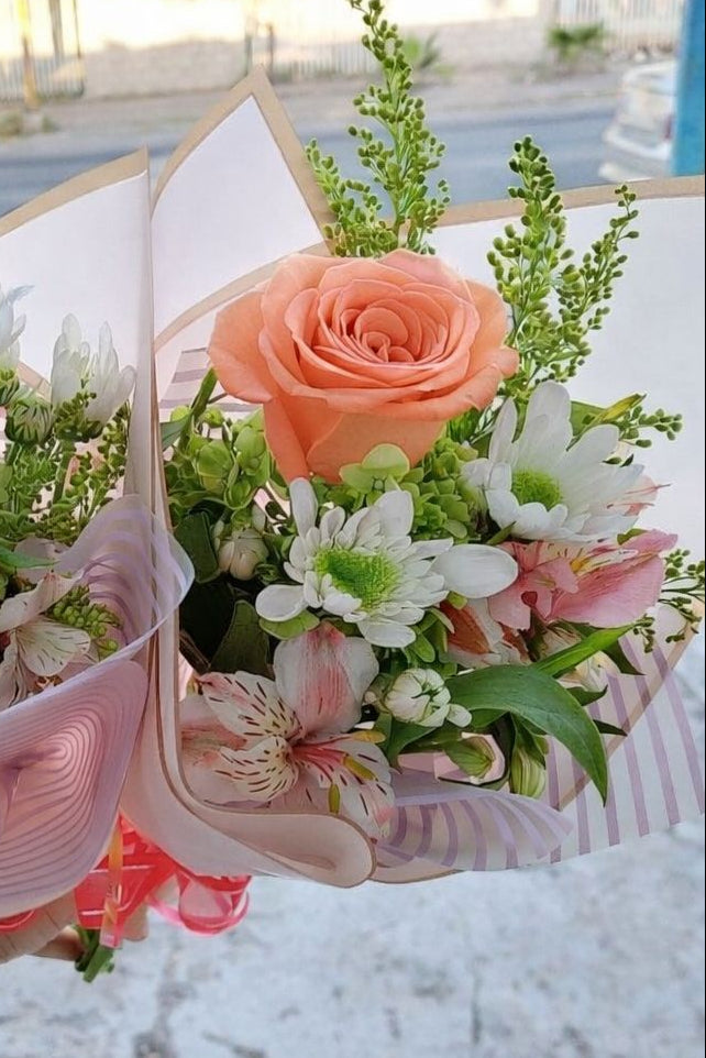 Rosa por unidad con follaje