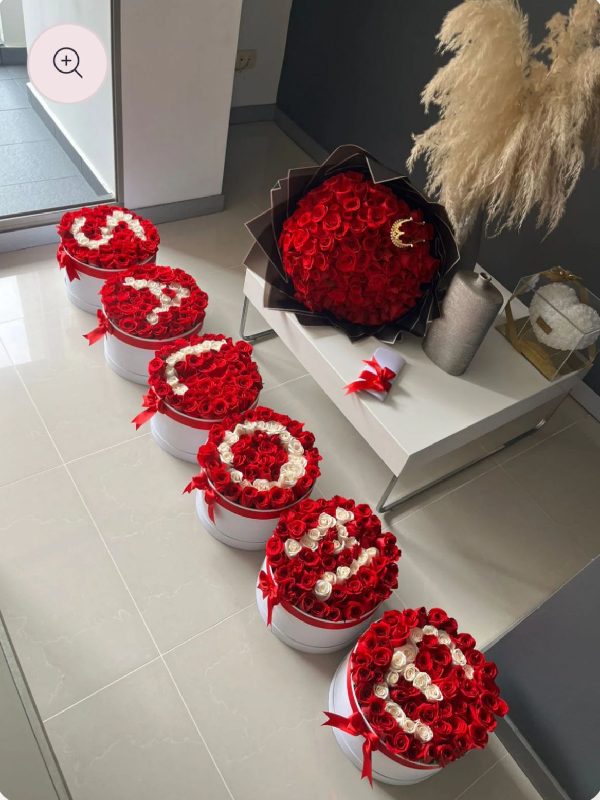 Nombre en 6 cajas de rosas