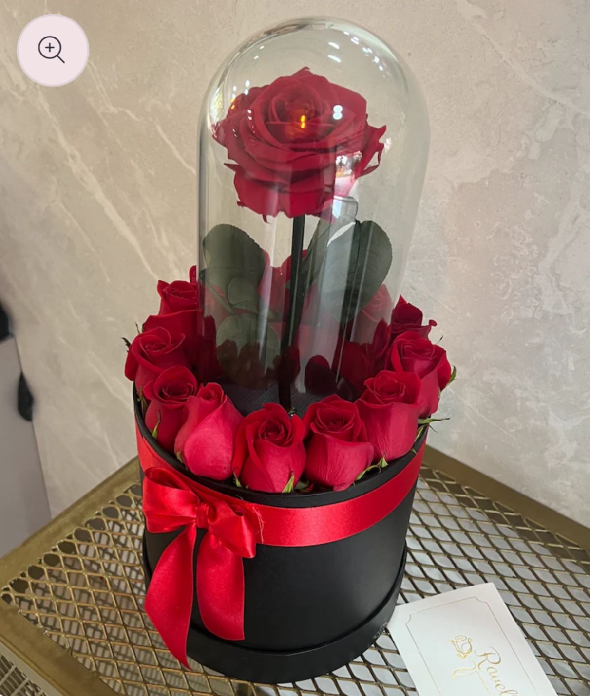 Ramo con rosa preservada y rosas naturales