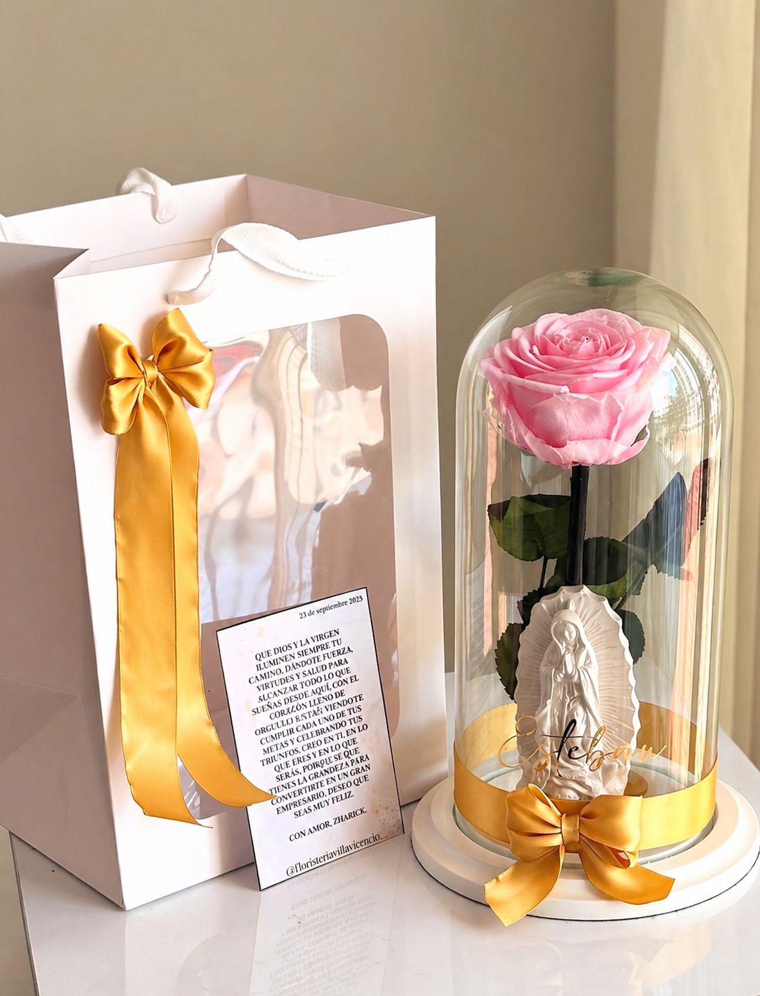Rosa preservada con virgen